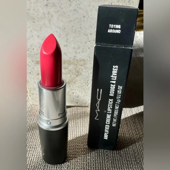 💄 MAC Toying Around - Amplified Creme Lipstick 💄 🌟 RARE🌟 LIMIED EDITION - Picture 2 of 8